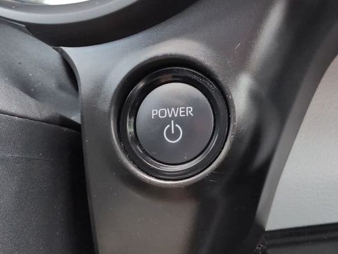 Certified 2025 Toyota Sienna XLE FWD image 28
