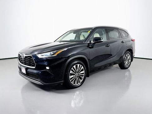 Used 2022 Toyota Highlander Platinum AWD/4WD image 2