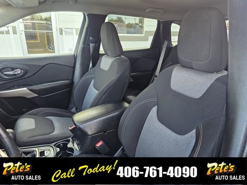 Used 2018 Jeep Cherokee Latitude w/ Safety Group image 19