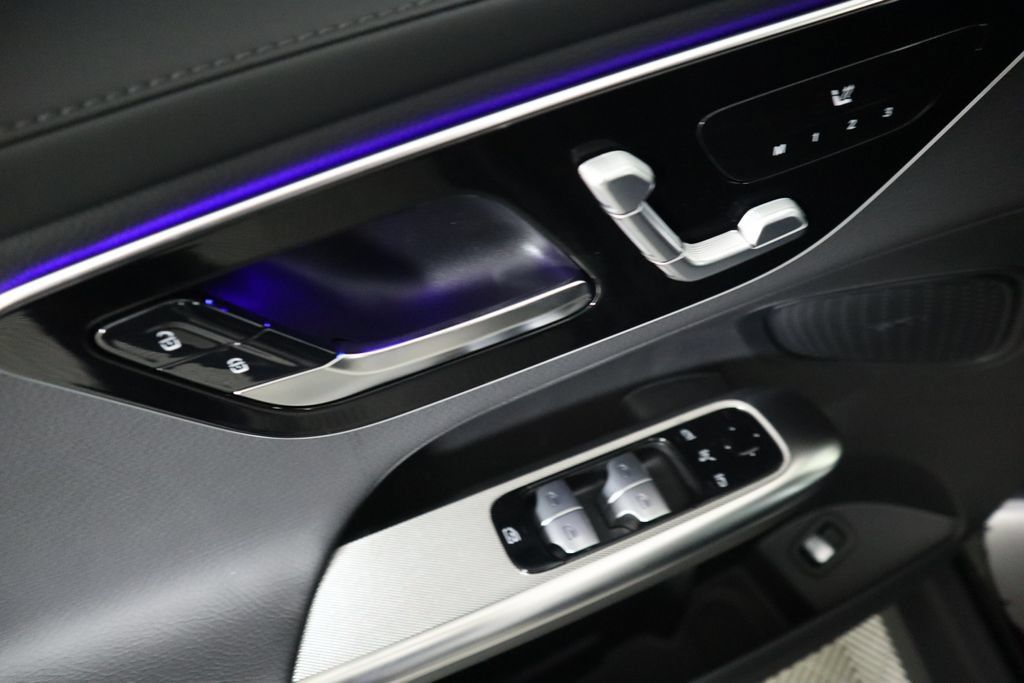 Used 2025 Mercedes-Benz GLC 300 image 23