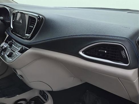 Used 2021 Chrysler Pacifica Touring image 21