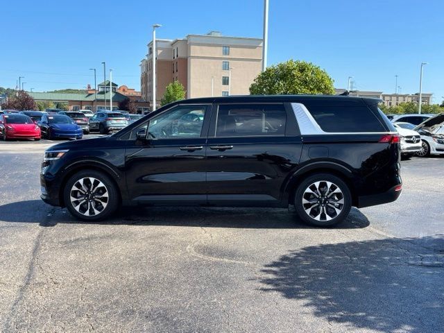 Used 2024 Kia Carnival EX FWD image 6