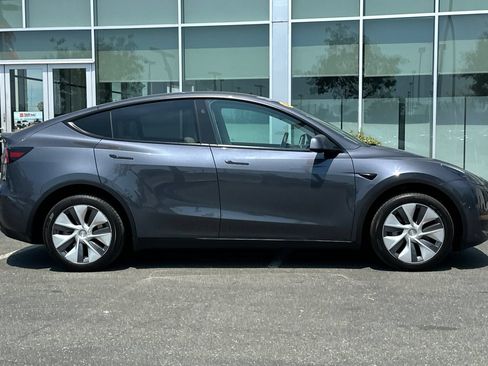 Used 2024 Tesla Model Y Long Range AWD/4WD image 3