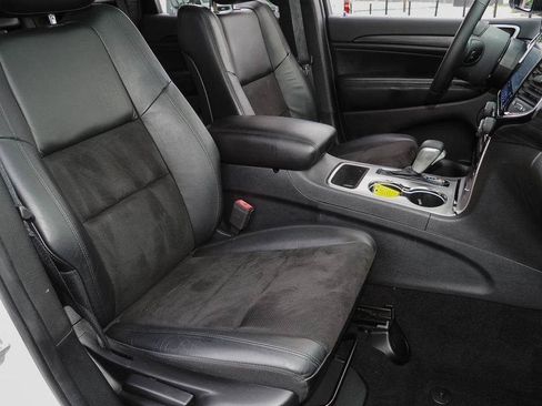 Used 2019 Jeep Grand Cherokee Altitude AWD/4WD image 17