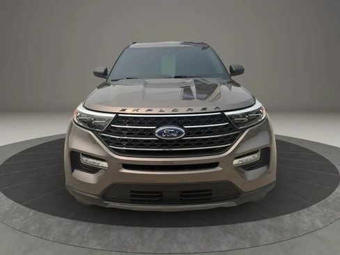 Used 2021 Ford Explorer XLT w/ Equipment Group 202A AWD/4WD image 2