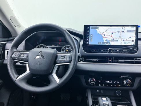 New 2025 Mitsubishi Outlander ES image 13