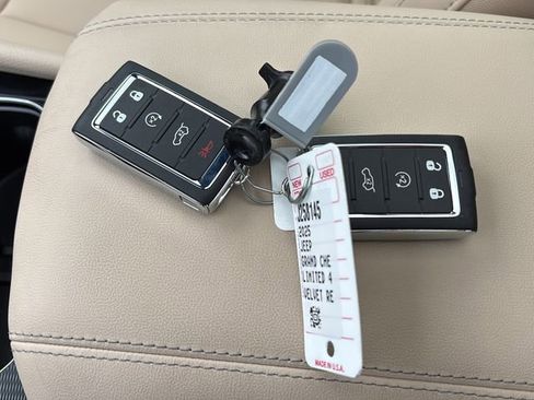 New 2025 Jeep Grand Cherokee Limited image 44