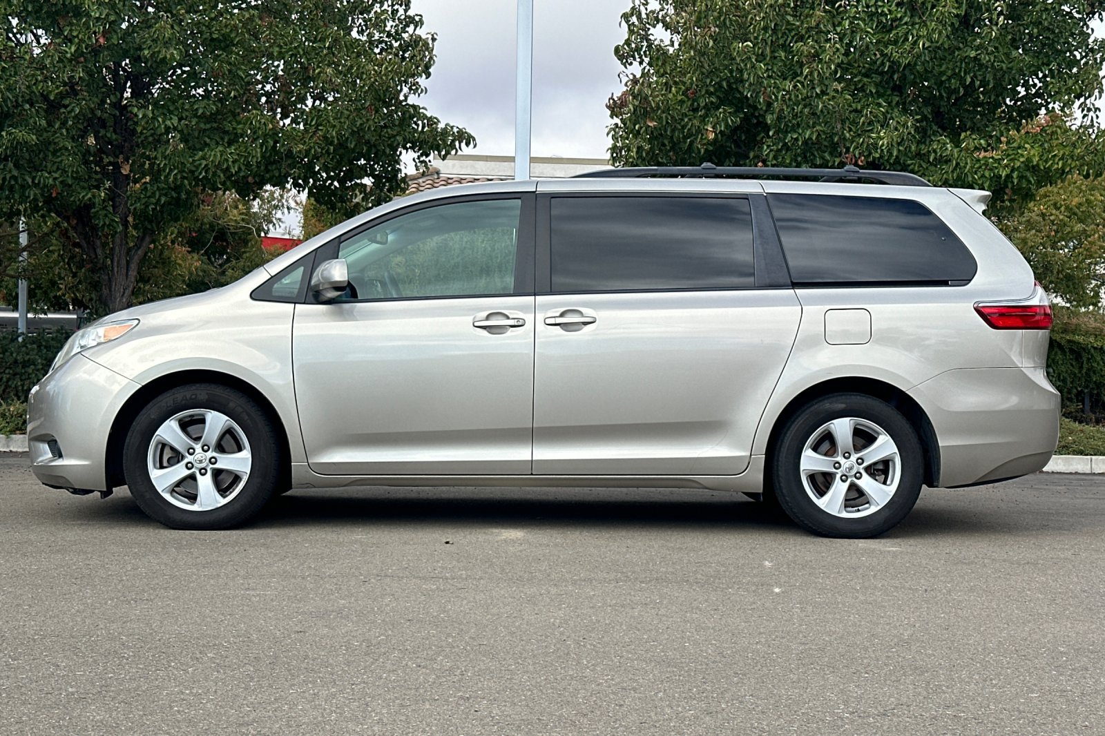 Used 2015 Toyota Sienna LE FWD image 7