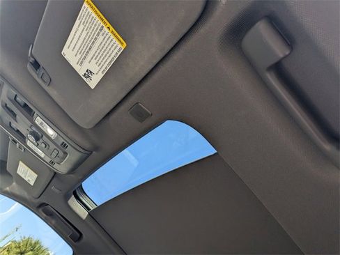 Used 2023 GMC Yukon SLT w/ SLT Luxury Package image 24