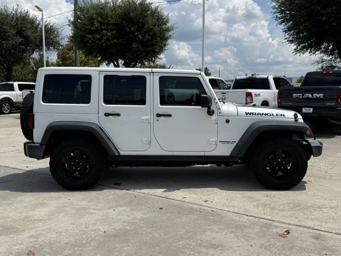 Used 2017 Jeep Wrangler Unlimited Sport AWD/4WD image 3