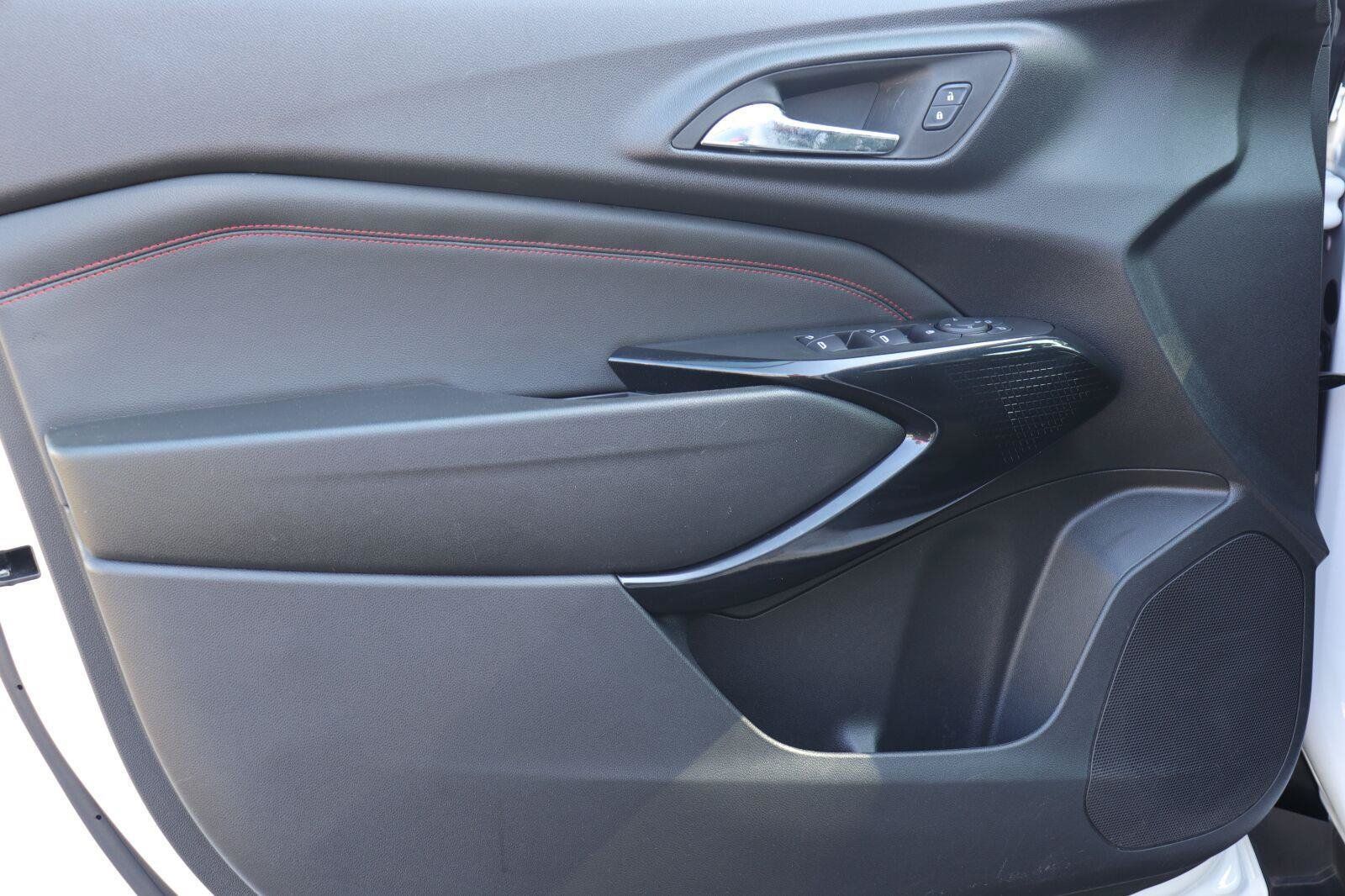 Used 2024 Chevrolet Trax RS w/ Sunroof Package FWD image 9