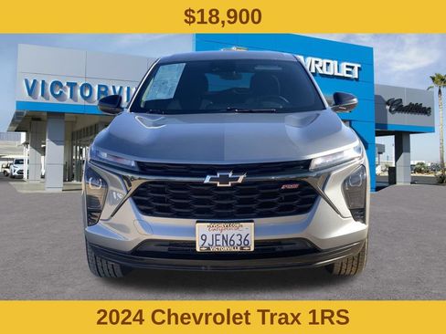 Used 2024 Chevrolet Trax RS FWD image 2