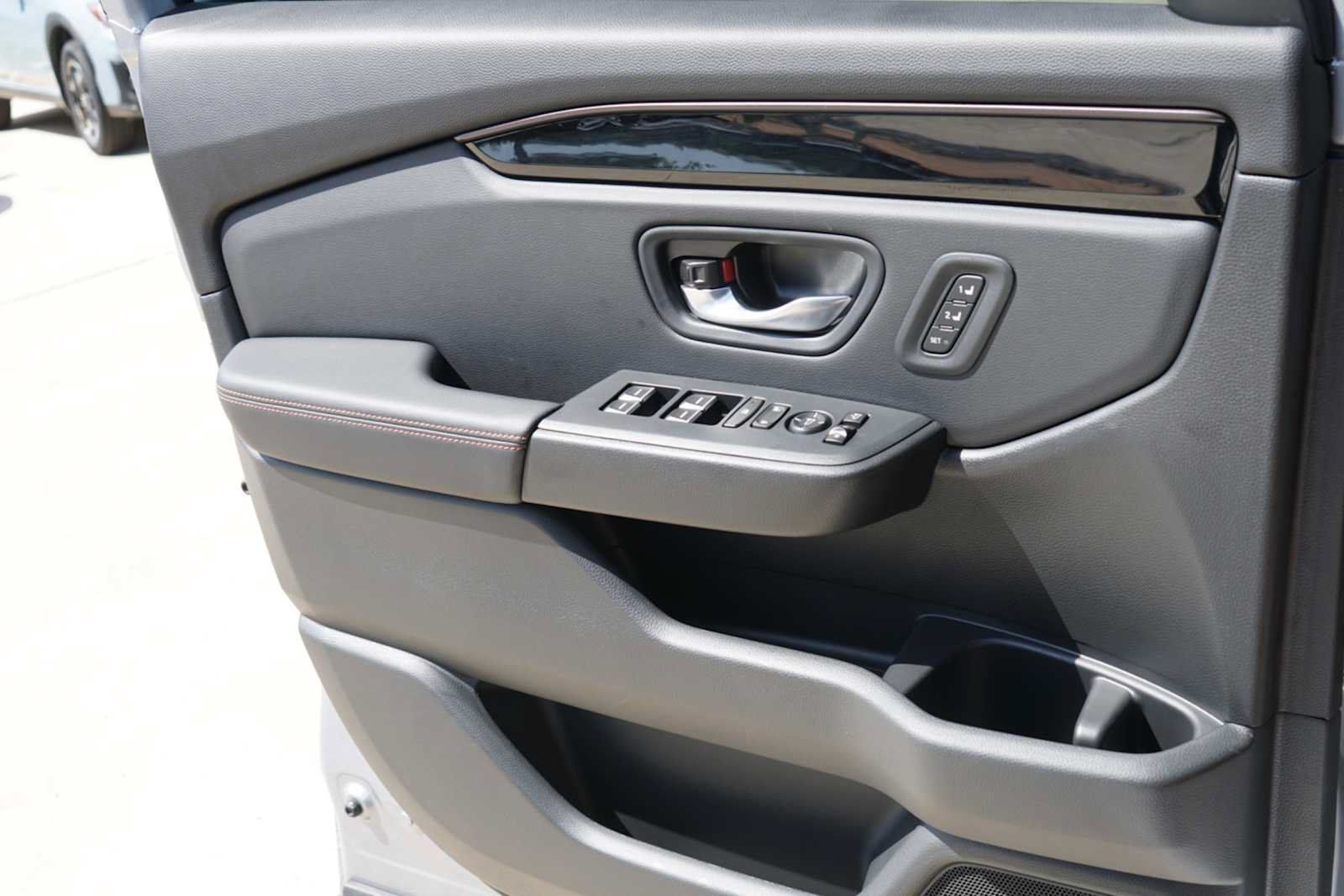 Used 2025 Honda Pilot TrailSport image 16