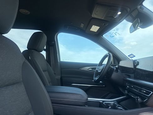 Used 2025 Chevrolet Traverse LT image 28