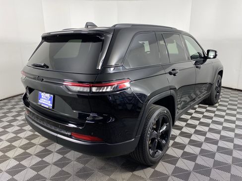 Used 2023 Jeep Grand Cherokee Altitude image 8