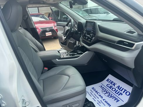 Used 2021 Toyota Highlander XLE AWD/4WD image 18