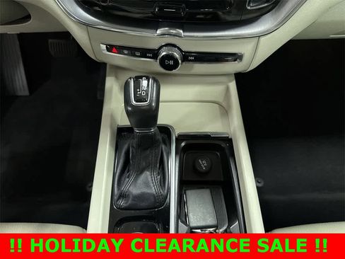 Used 2020 Volvo XC60 T5 Momentum image 32