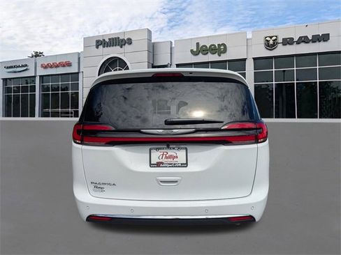 New 2026 Chrysler Pacifica Select image 5