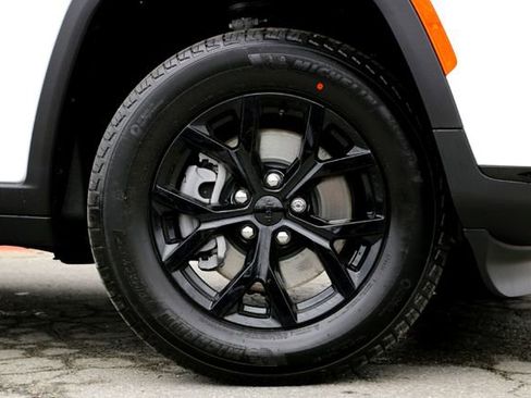 New 2025 Jeep Grand Cherokee L Laredo image 2