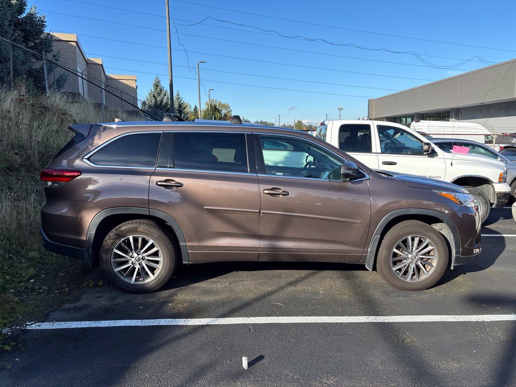 Used 2017 Toyota Highlander XLE AWD/4WD image 4