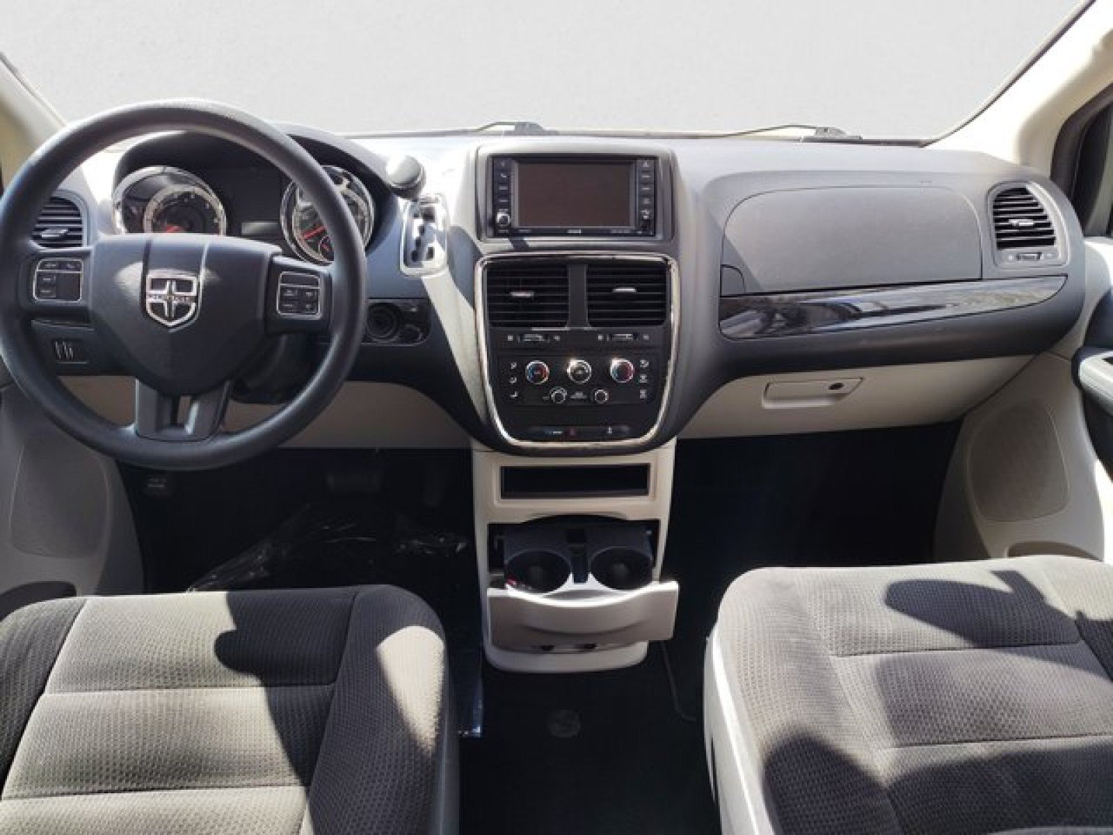 Used 2018 Dodge Grand Caravan SE w/ UConnect Hands-Free Group FWD image 11