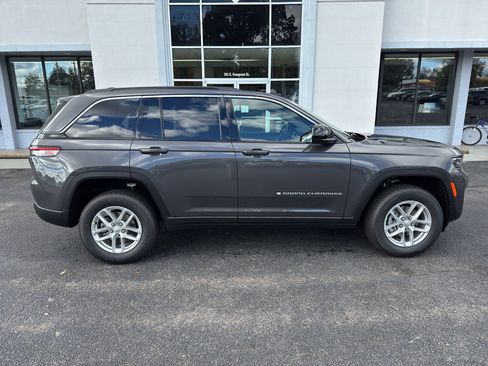 New 2025 Jeep Grand Cherokee Laredo image 2