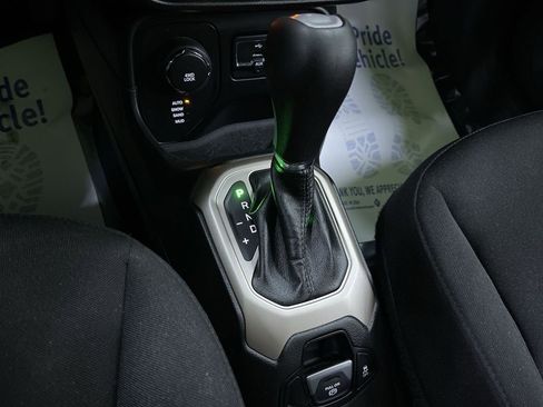 Used 2017 Jeep Renegade Latitude w/ Cold Weather Group image 24