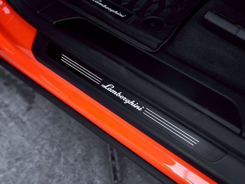 Used 2025 Lamborghini Urus SE image 35