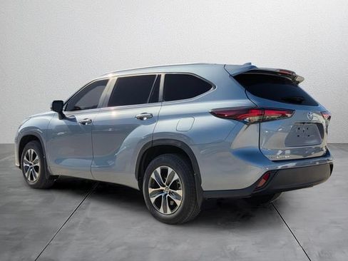 Used 2024 Toyota Highlander XLE FWD image 3
