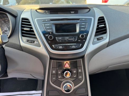 Used 2016 Hyundai Elantra SE image 17