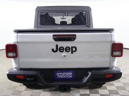 Used 2023 Jeep Gladiator Sport image 10