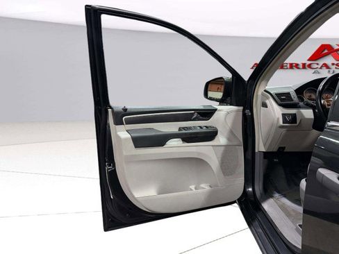 Used 2012 Volkswagen Routan S image 19