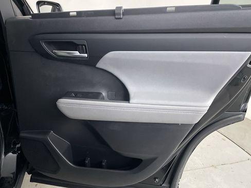 Used 2021 Toyota Highlander XLE image 24