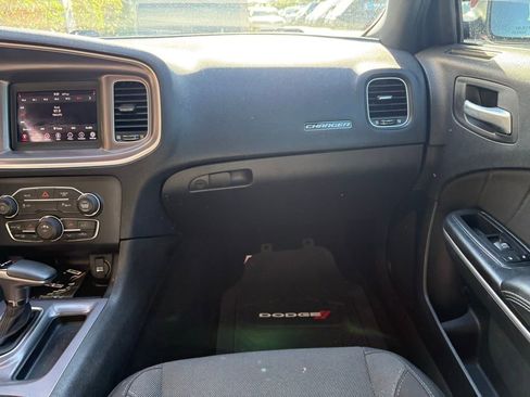 Used 2019 Dodge Charger SXT image 8