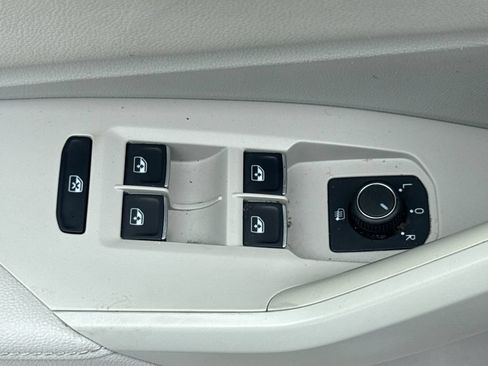 Used 2023 Volkswagen Jetta SE FWD image 14