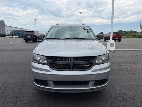 Used 2018 Dodge Journey SE w/ Connectivity Group FWD image 2