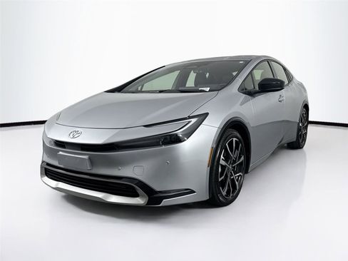 Used 2025 Toyota Prius Plug-In Hybrid image 2