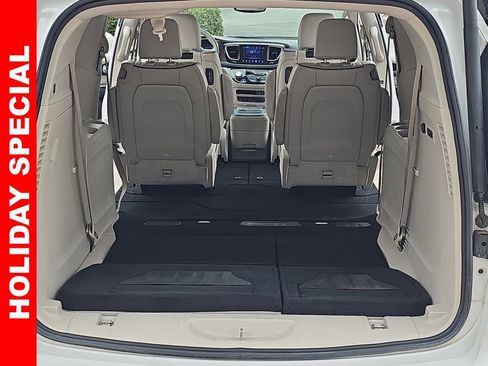 Used 2017 Chrysler Pacifica Limited w/ UConnect Theater Package image 13