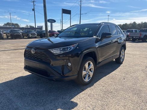 Used 2021 Toyota RAV4 XLE Premium image 4