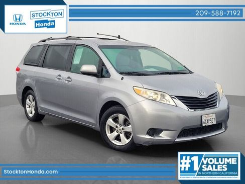 Used 2012 Toyota Sienna LE image 1