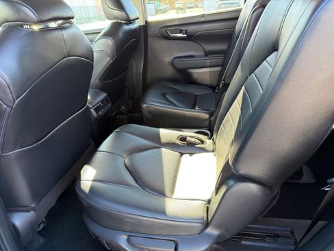 Used 2024 Toyota Highlander LE image 18