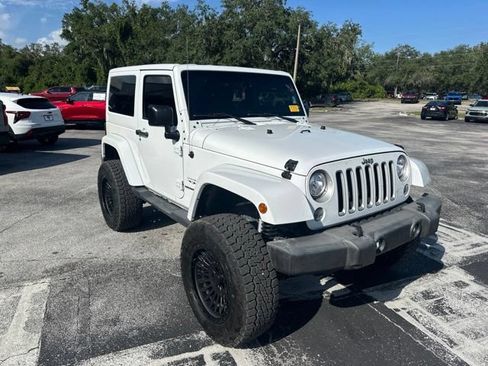 Used 2017 Jeep Wrangler Sahara w/ Connectivity Group AWD/4WD image 7