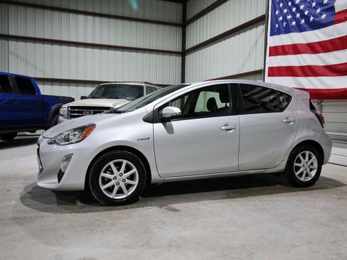 Used 2015 Toyota Prius C Three FWD image 4