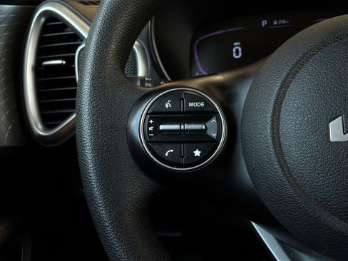 Used 2025 Kia Soul LX w/ LX Technology Package FWD image 31