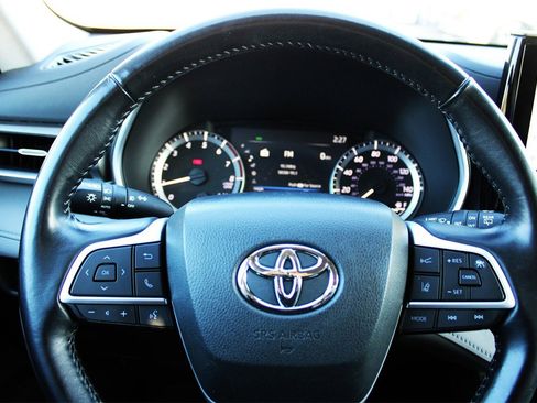 Used 2023 Toyota Highlander XLE image 30