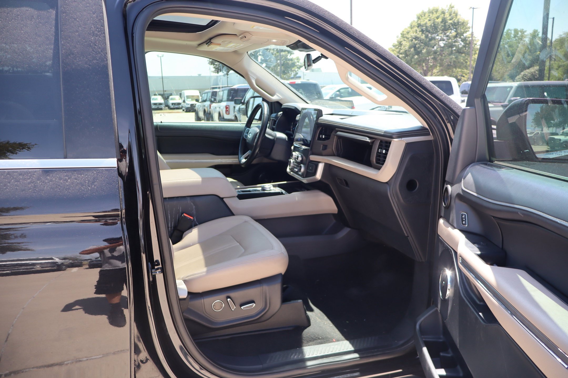 Used 2024 Ford Expedition Max Limited RWD image 32