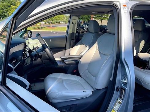 Used 2021 Toyota Sienna LE w/ LE Plus Package FWD image 25