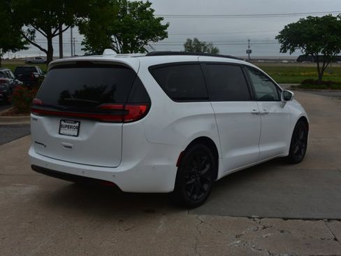 Used 2021 Chrysler Pacifica Touring-L w/ Uconnect Theater Family Group FWD image 5