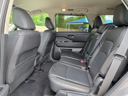 Used 2025 Nissan Pathfinder SL image 14