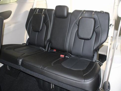 Used 2024 Chrysler Pacifica Select image 18